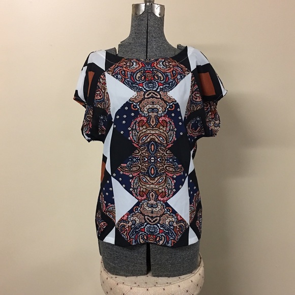 💰10/$50💰XS Daisy Fuentes White & Navy Paisley Pattern Top - Picture 1 of 3